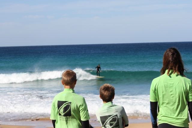  Olhando o surfista do litoral 