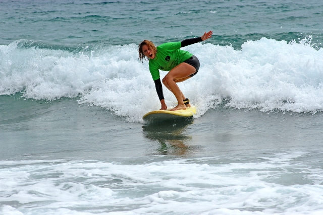  Estudante de surf com camiseta verde 