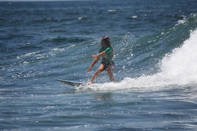 Jovem estudante de surf 