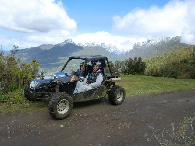  In passeggino con le montagne sullo sfondo 
