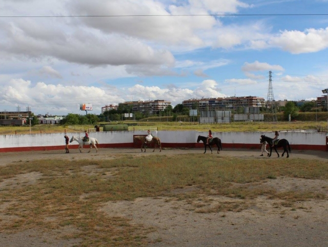 Ninos montando a caballo con los guias