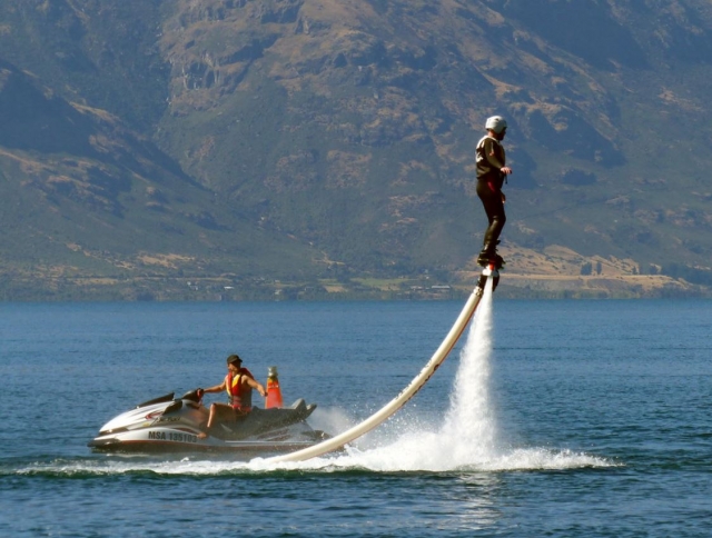  摩托艇旁边的飞板 