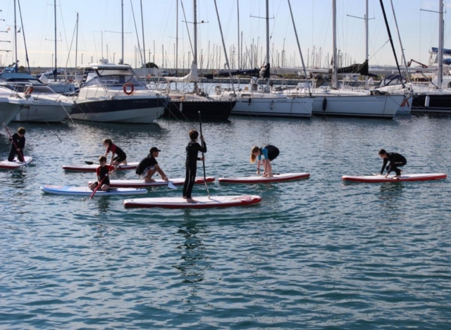 Alunos de Sup em frente aos barcos 