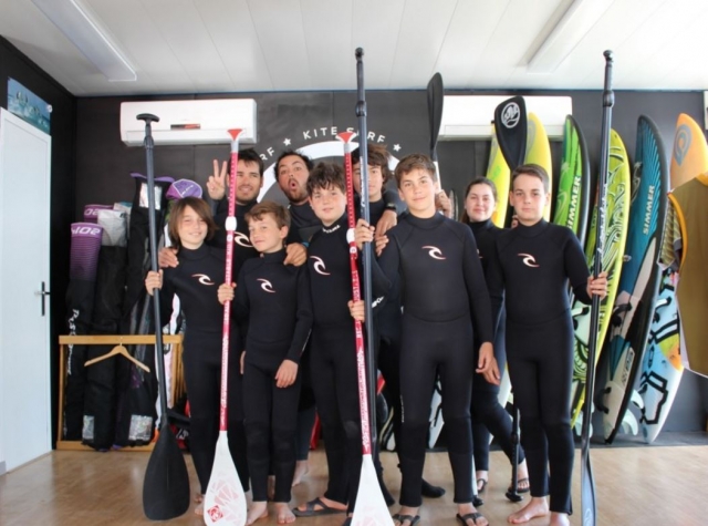  Com remos e fatos de surf 