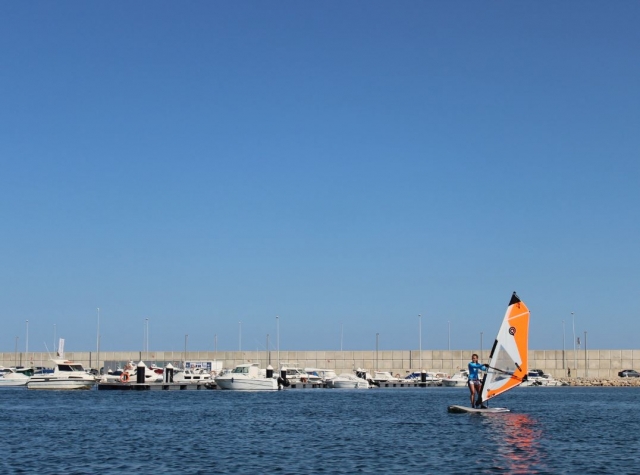  Alunos praticando windsurf em frente ao porto 