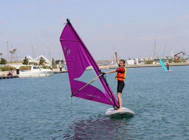  Windsurf com vela roxa 
