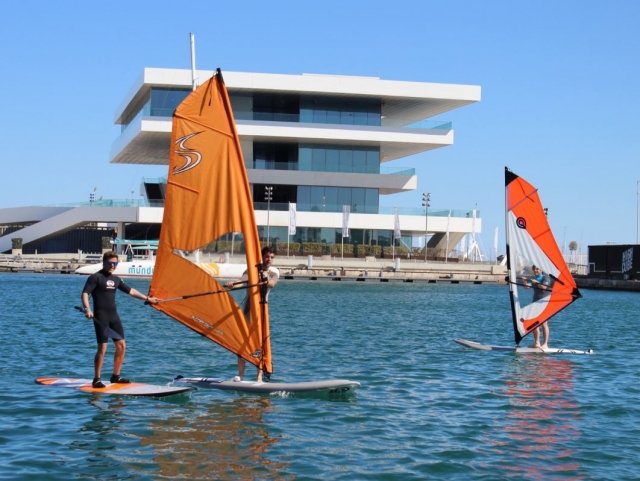  Windsurf em frente da Marinha Real