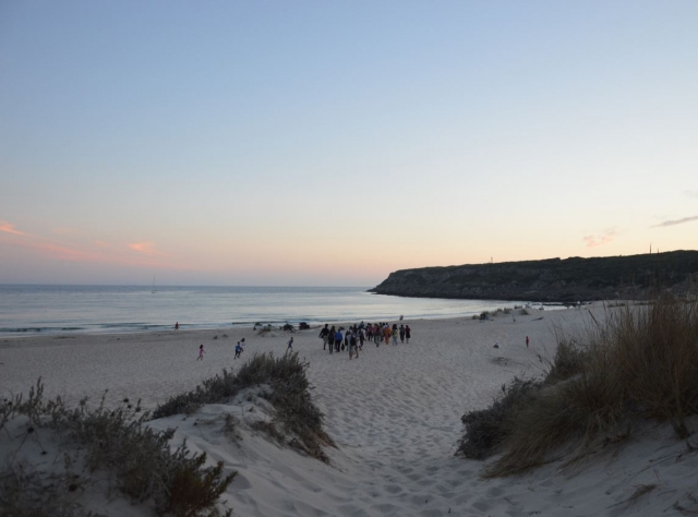 Acercandonos a la playa al atardecer