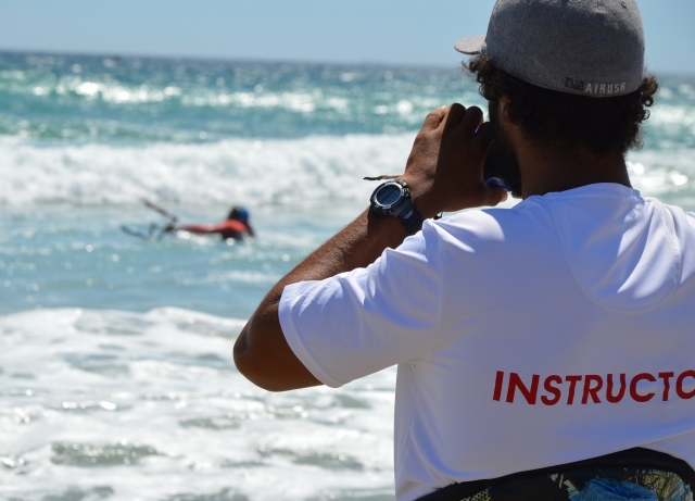 Instructor vigilando desde la orilla