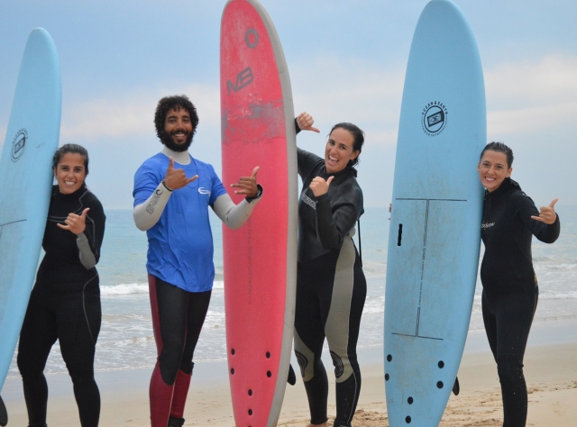 Profesor y alumnas con neopreno