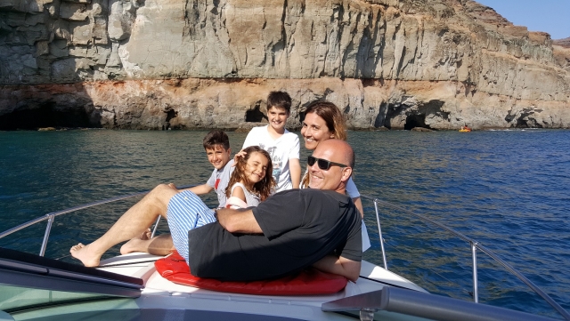 Tumbado a bordo con la familia