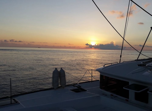 Segeln mit Sonnenuntergang 