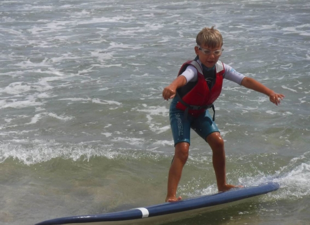 Alumno de surf con gafas para el agua