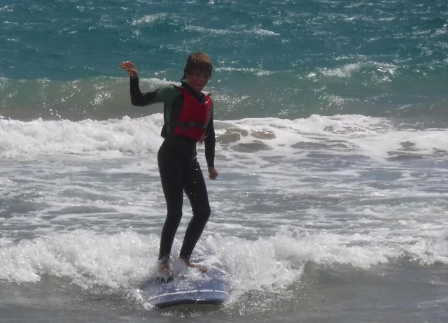 De pie recto en la tabla de surf