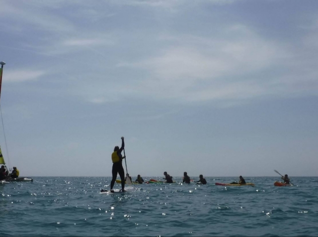 Acercandose a los kayaks haciendo sup