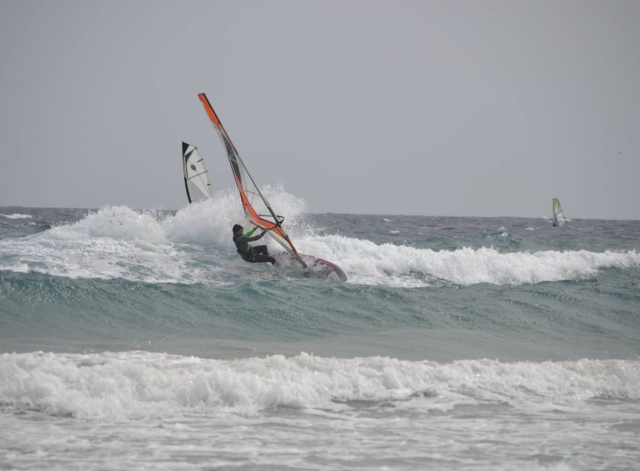 Windsurf con fuerte oleaje