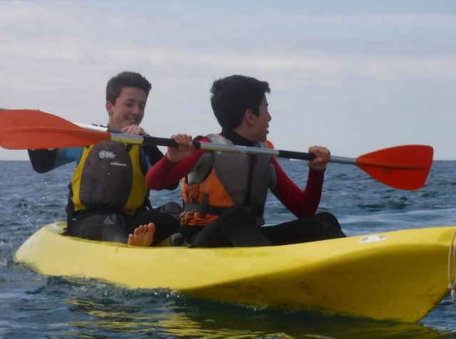 Dos chicos en un kayak