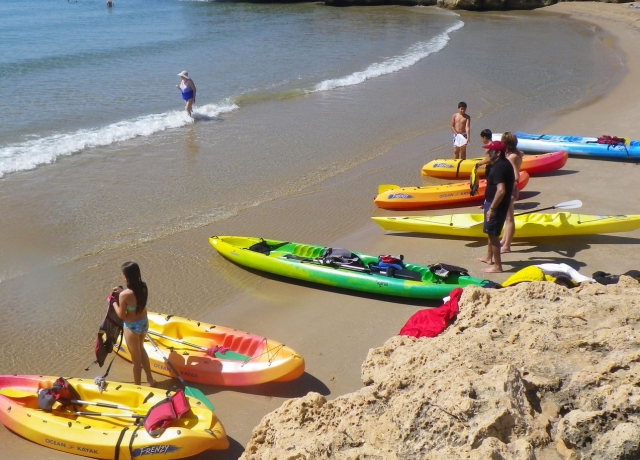 Kayaks en la linea de la playa