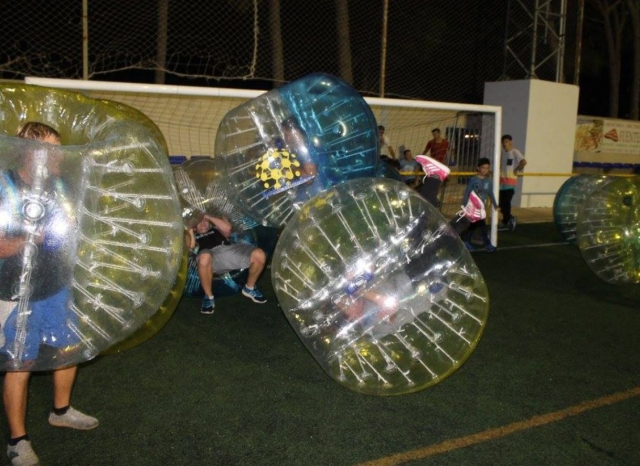  Auf den Zorbing-Bällen gestapelt 