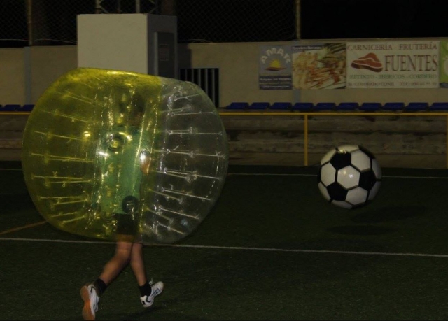  Auf den riesigen Ball zulaufen 