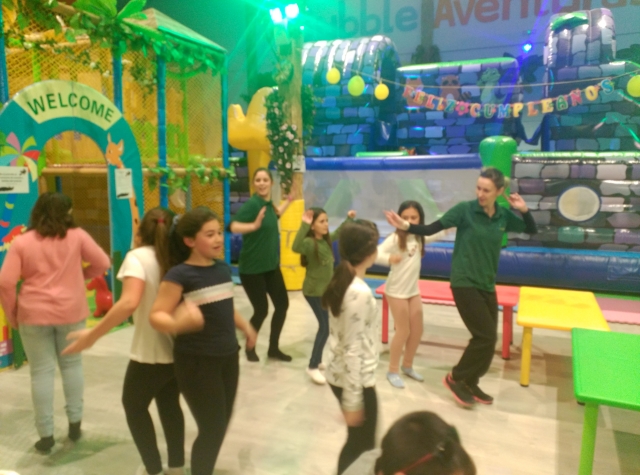  Tanzen auf dem Spielplatz 