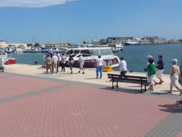 Caminando por el paseo hasta el tabarbus