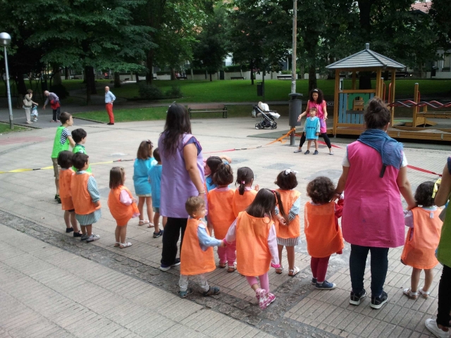 Mit den Lehrern auf dem Spielplatz 