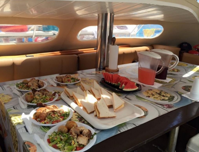 e-19741166-servicio-de-comida-en-el-barco14978721697581.jpg