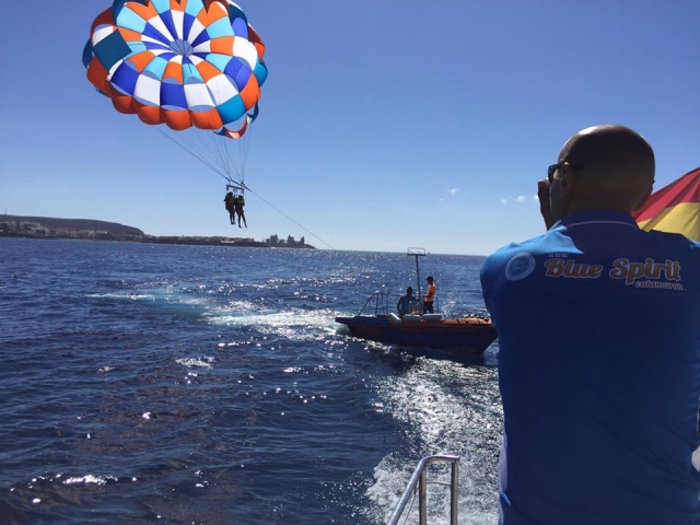 e-19741166-viendo-el-despegue-en-el-parasailing1497872170331.jpg
