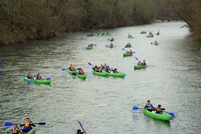Going down the Sella in green canoes 