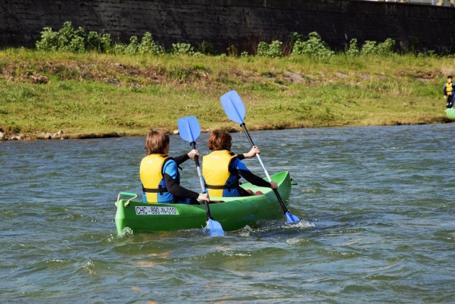  Paddling simultaneously in the river 