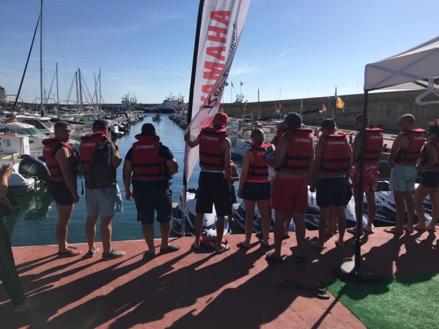  Avec les gilets pour tester les jet skis 