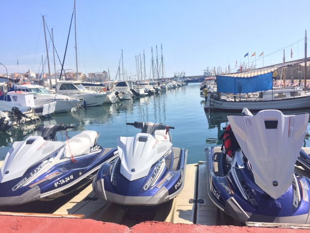 Motos dans le port de l'Ametlla 
