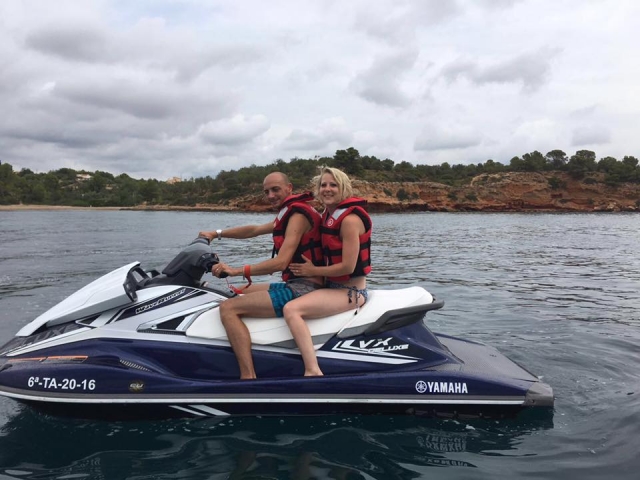  En jet ski avec une fille blonde 