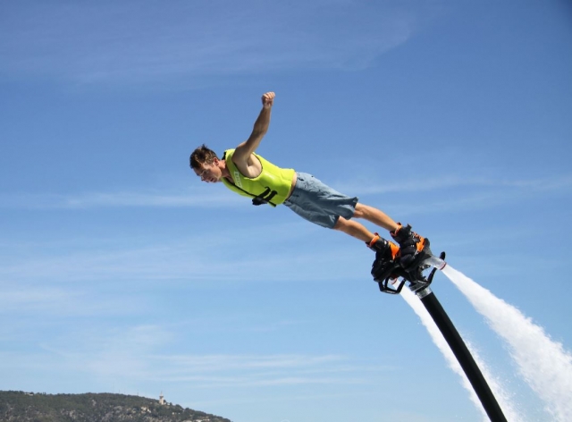 Flyboard con los brazos abiertos