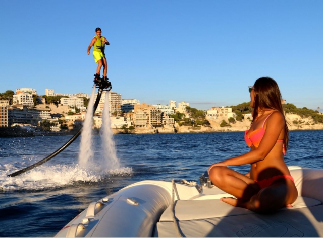 Viendo hacer flyboard desde la embarcacion