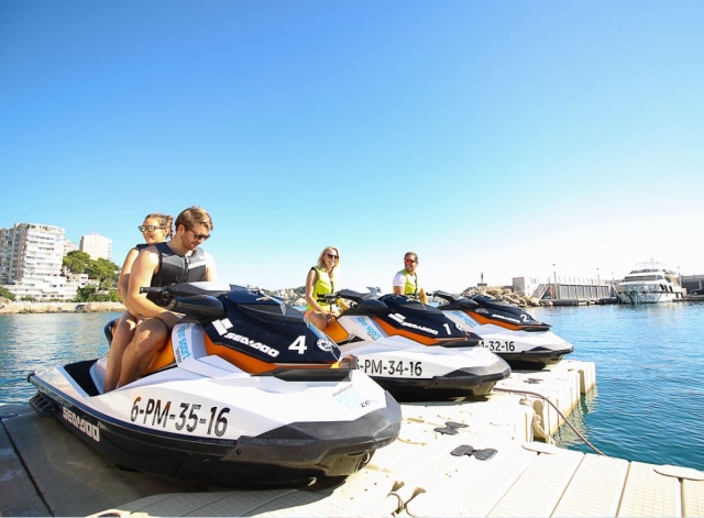 Preparandose en las motos de agua en el puerto mallorquin