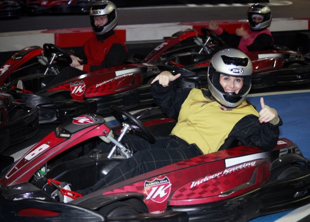 Recostada sobre el kart