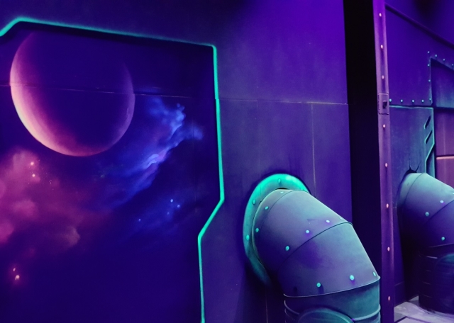 Interior iluminado del laberinto laser