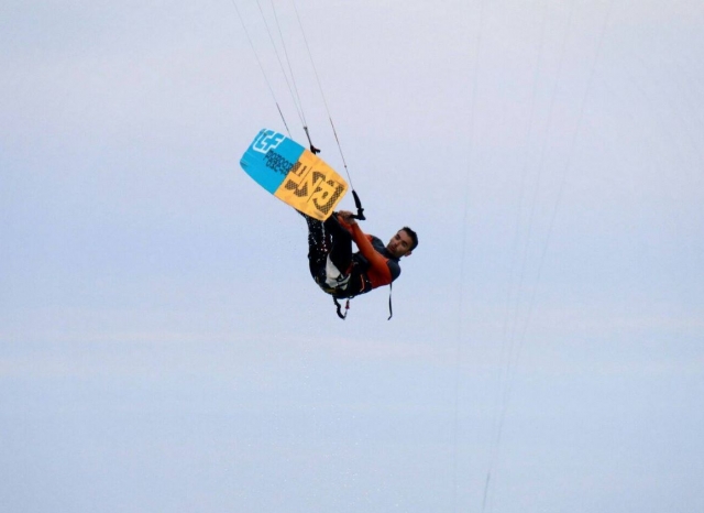 Kitesurfista en el aire