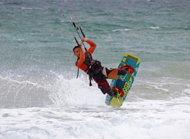 Volando con tabla de kite