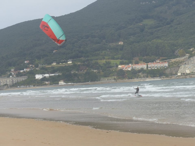 Kitesurf con viento alto