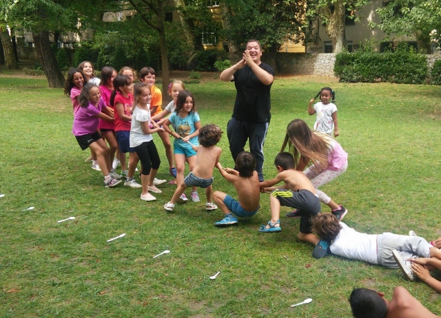  Pulling the rope in teams 