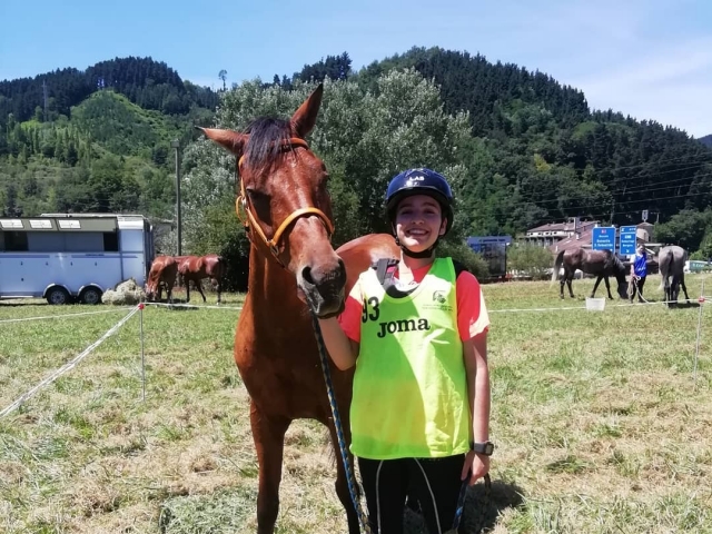 Con el caballo de la hípica