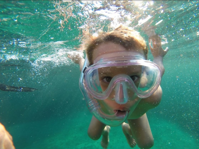 e-19741552-peque-con-gafas-de-snorkel14990693135613.jpg