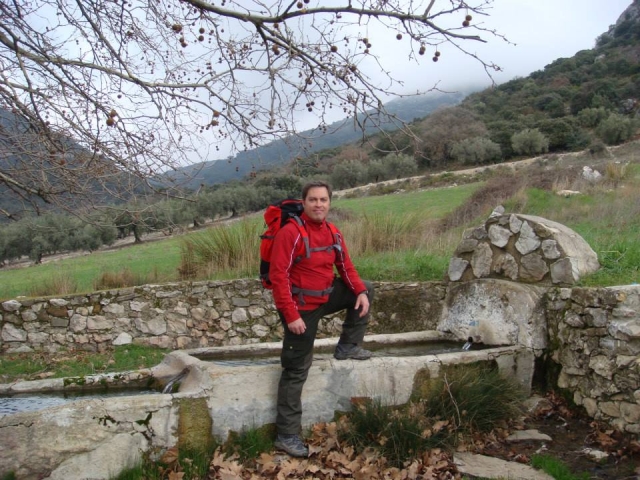  Appoggiato a una fontana 