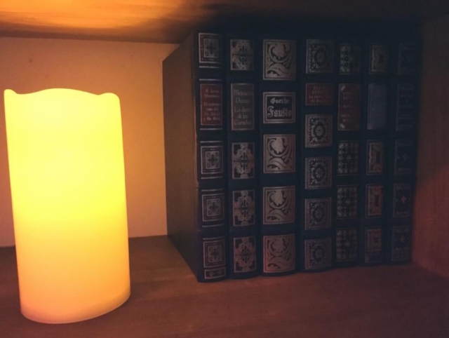 Vela junto a los libros
