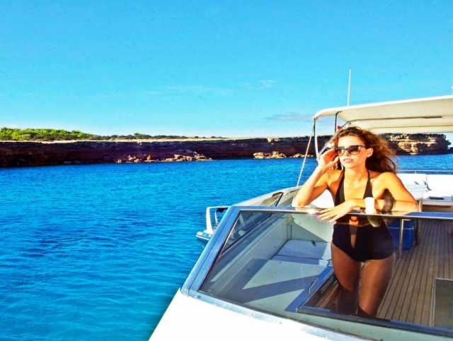 De pie tomando el sol en el barco