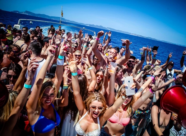 Grupo de fiesta en el barco