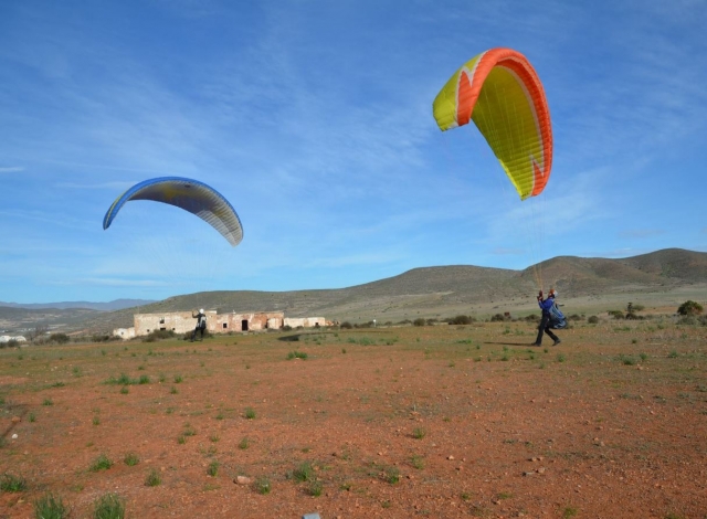  Contrôler le parapente au sol 